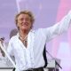 rod-stewart-menggunakan-tangki-oksigen-saat-konser-setelah-hampir-pingsan-di-atas-panggung