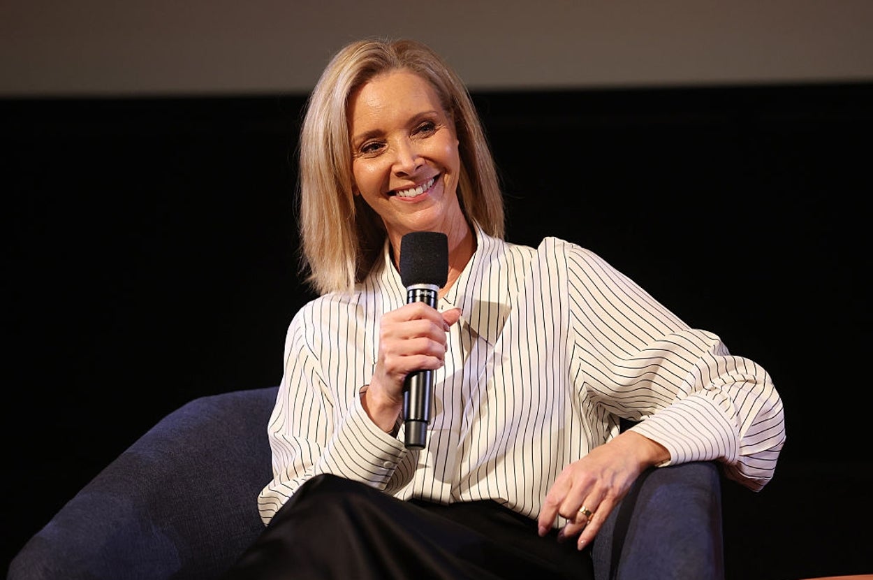 lisa-kudrow-bercanda-tentang-audisi-“friends”-setelah-membawakan-kucing-bau