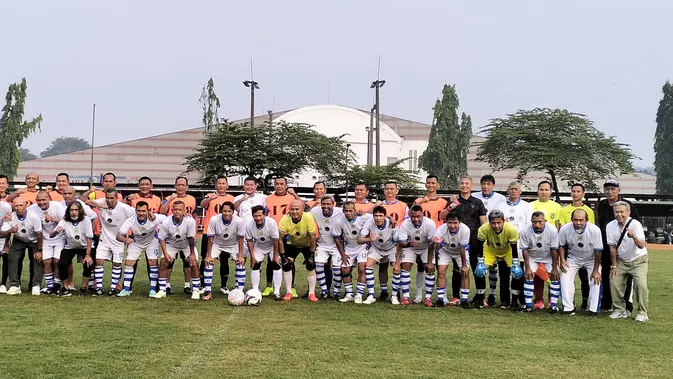 duel-persib-legends-vs-tni-polri-dan-wagub-jabar-bawa-kenangan-di-stadion-siliwangi
