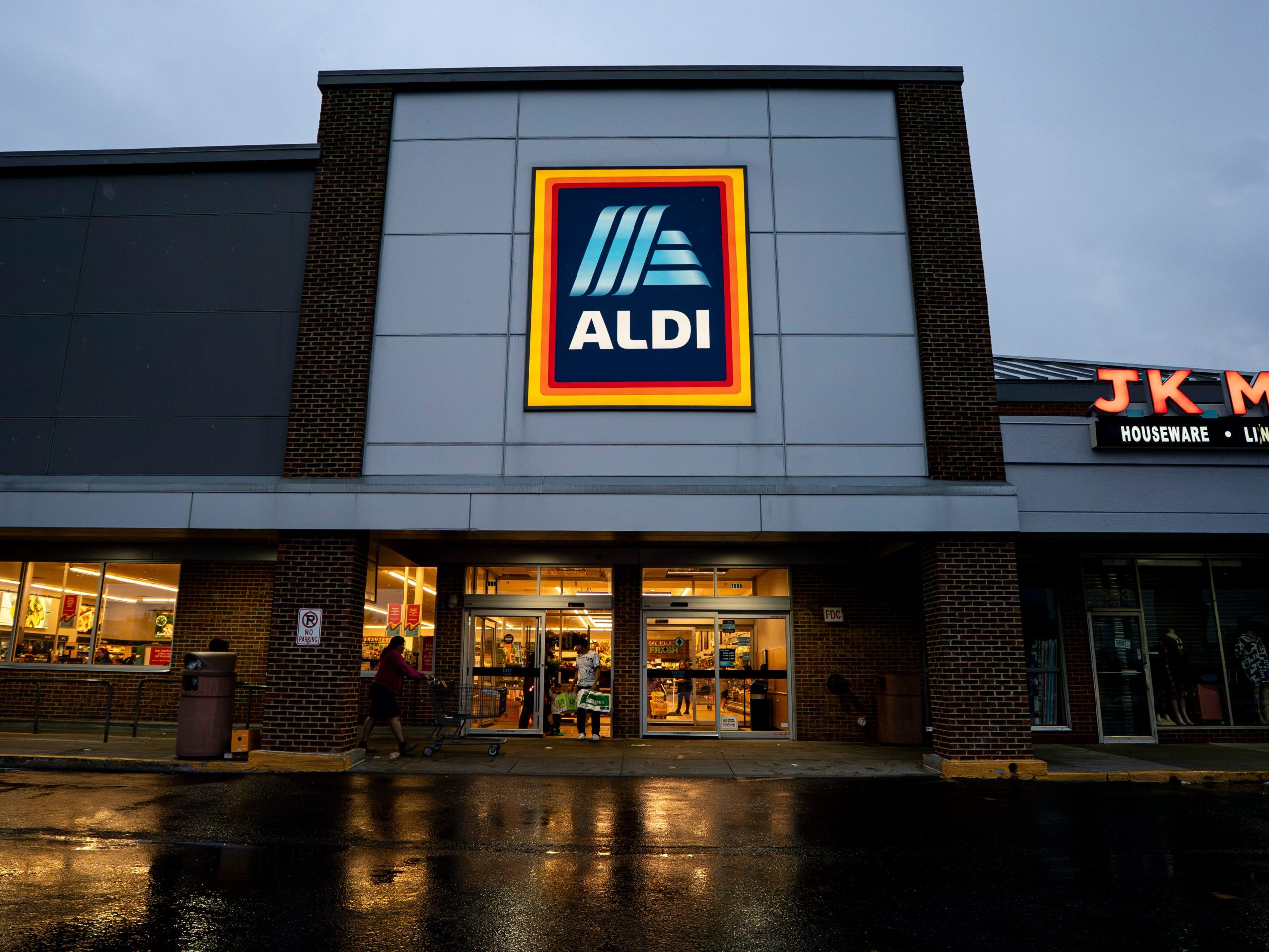 hadiah-‘kotak-buta’-aldi-berupa-belanjaan-gratis-terjual-habis-dalam-hitungan-menit
