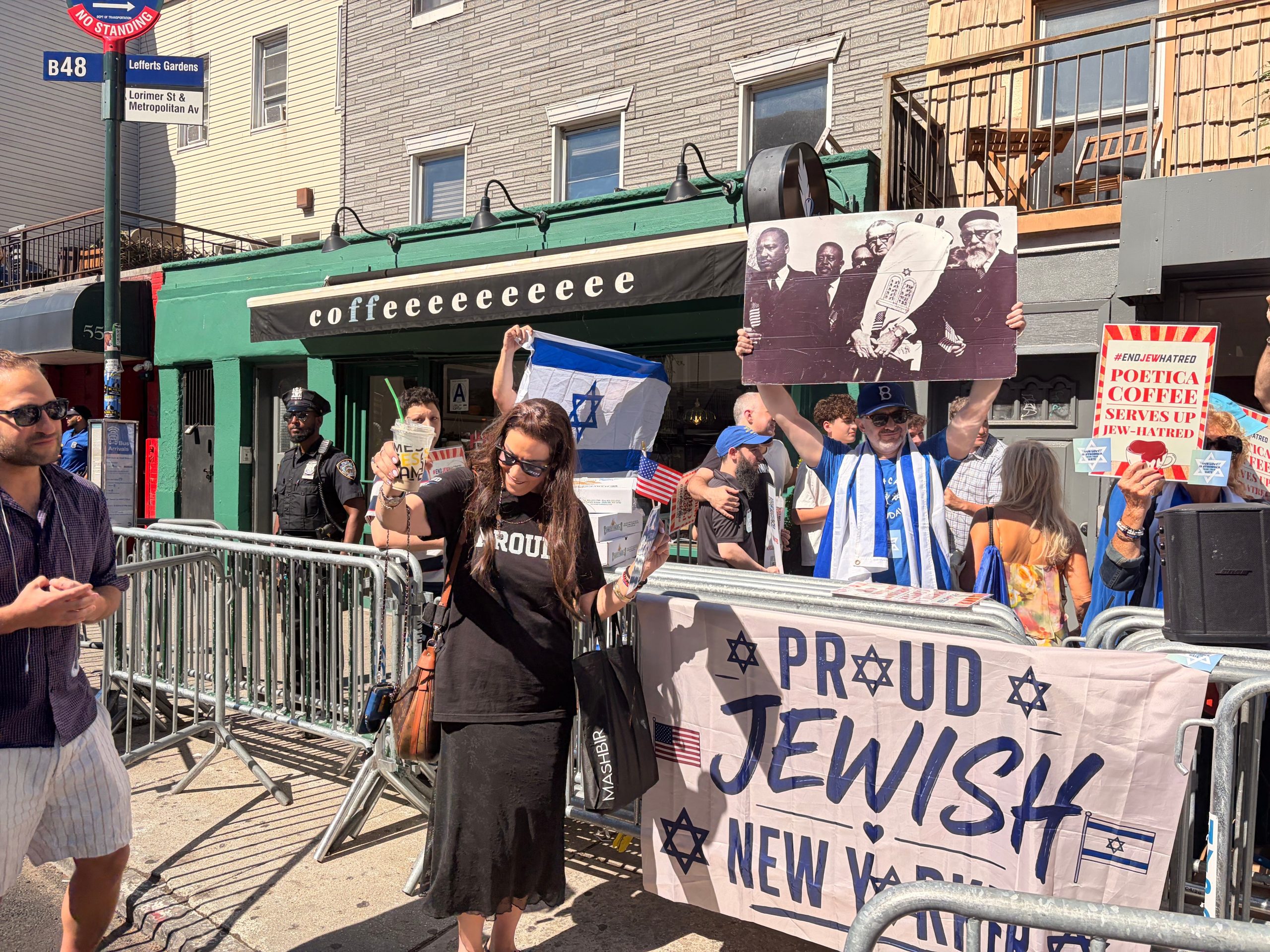 kafe-brooklyn-menjadi-tempat-protes-setelah-jaringan-kopi-melarang-rep.-dan-goldman-karena-sikap-israel