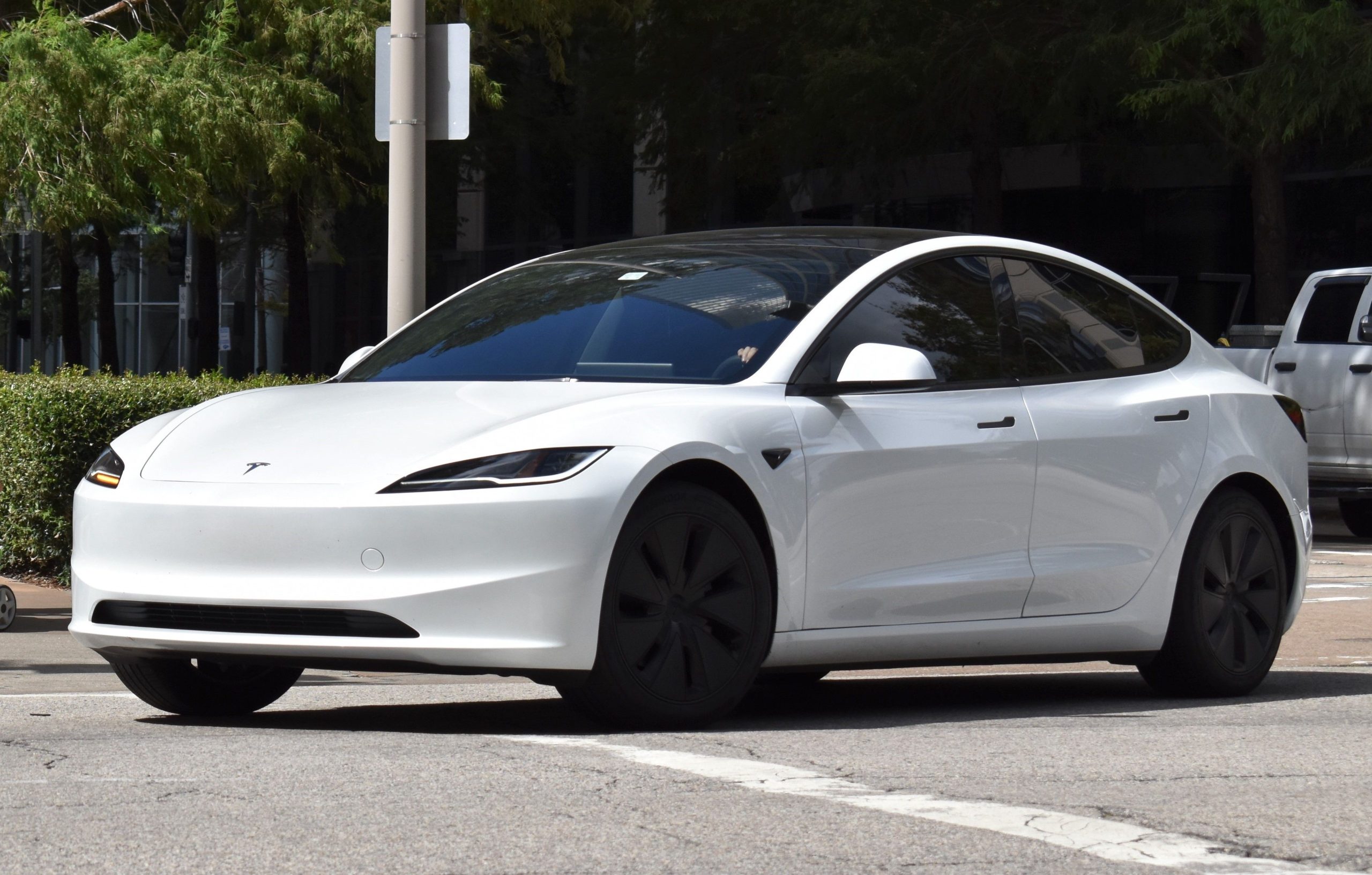kecelakaan-tesla-yang-fatal-di-texas-memicu-pertarungan-hukum