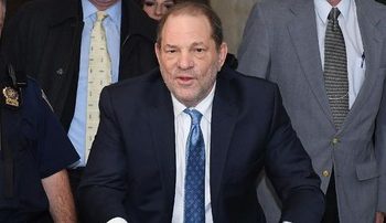 Jaksa New York Cabut Dakwaan Pemerkosaan ke Harvey Weinstein
