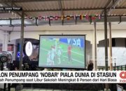 VIDEO: Calon Penumpang ‘Nobar’ Piala Dunia di Stasiun