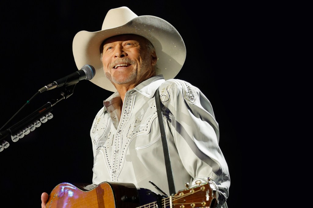konser-‘finale’-alan-jackson-adalah-perayaan-ikon-musik-country