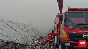 kebakaran-tpa-jatiwaringin-belum-padam,-api-bakar-2-hektare-lahan