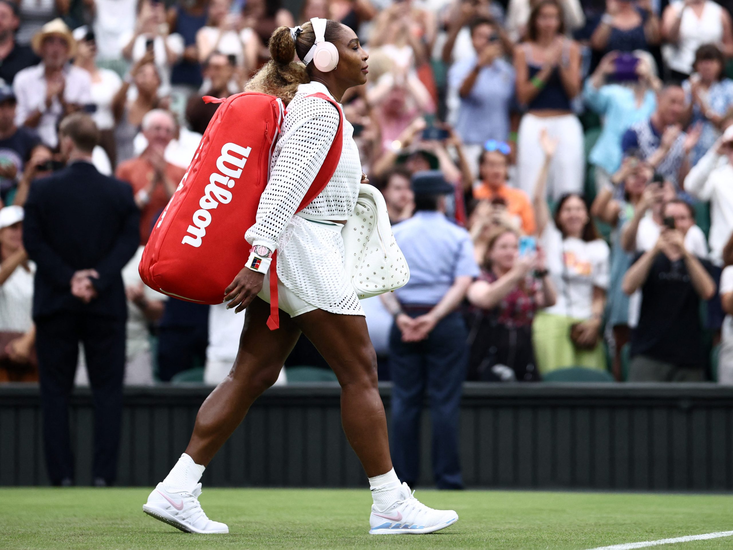 serena-williams-tiba-di-wimbledon-dengan-jam-tangan-merah-jambu-seharga-$45000-berikut-tampilan-arlojinya-dan-permen-pergelangan-tangan-a-list-lainnya.