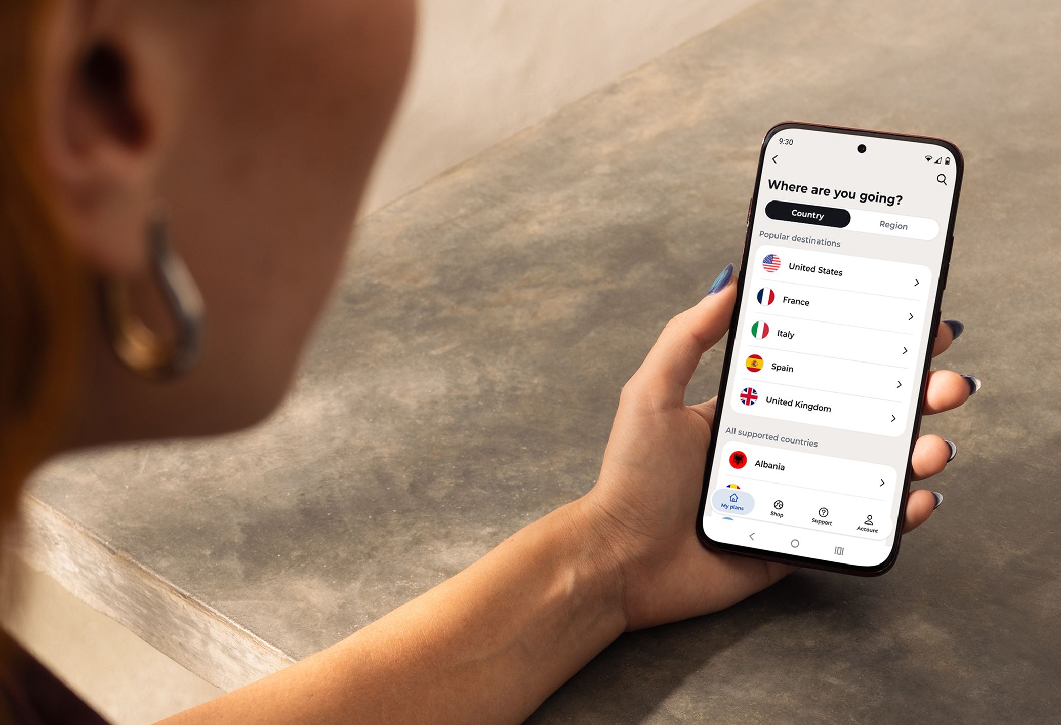 ponsel-motorola-kini-memiliki-esim-perjalanan-bawaan-untuk-data-seluler-di-luar-as