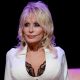dolly-parton-terima-kasih-taylor-swift-&-travis-kelce-atas-donasi-$2-juta-ke-perpustakaan-imajinasi