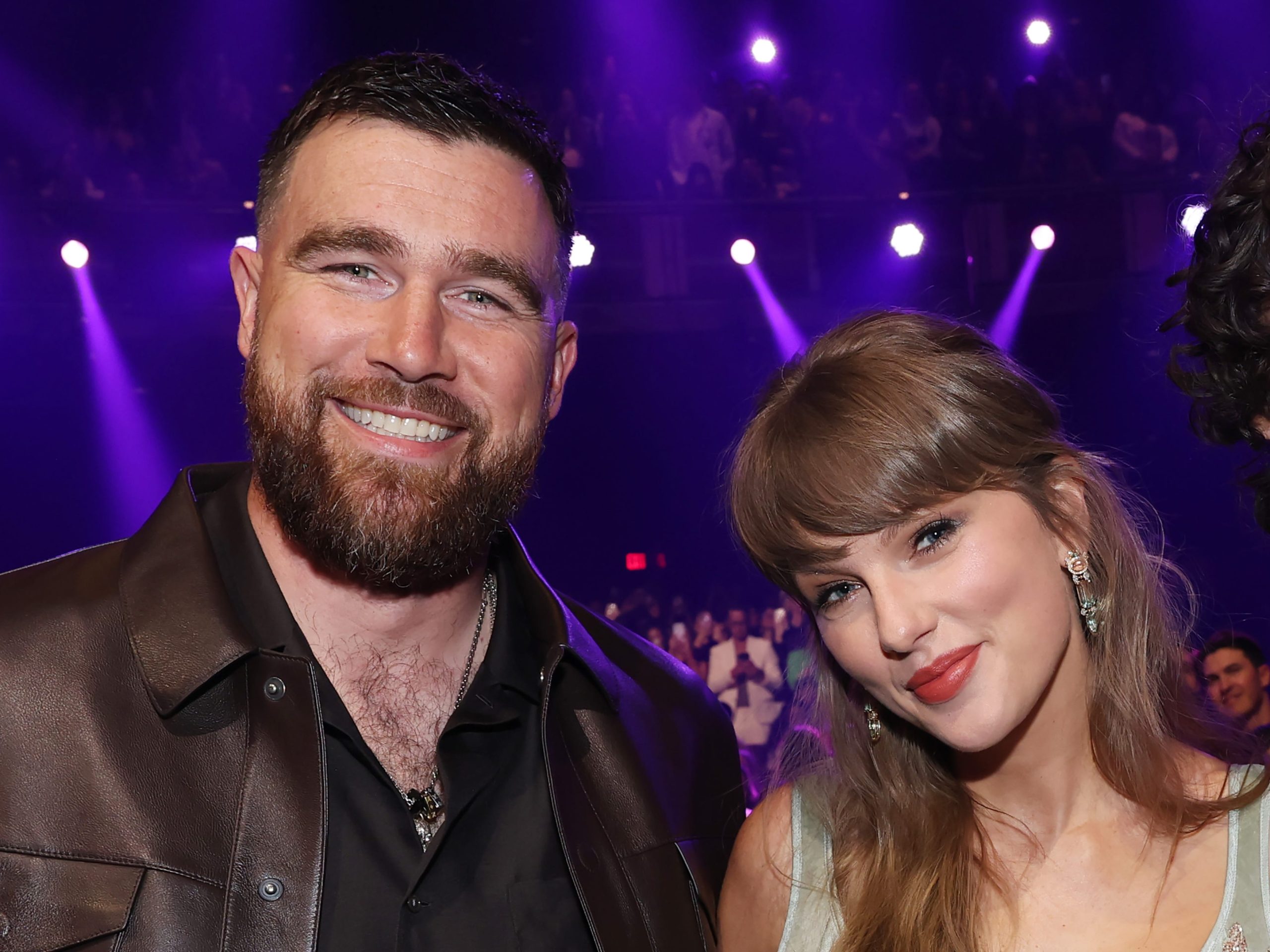 gerakan-buruh-terbesar-di-amerika-mengucapkan-selamat-kepada-taylor-swift-dan-travis-kelce:-‘lebih-baik-jika-berserikat’