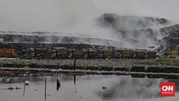 hari-ke-6-kebakaran-tpa-jatiwaringin-belum-padam,-102-warga-mengungsi