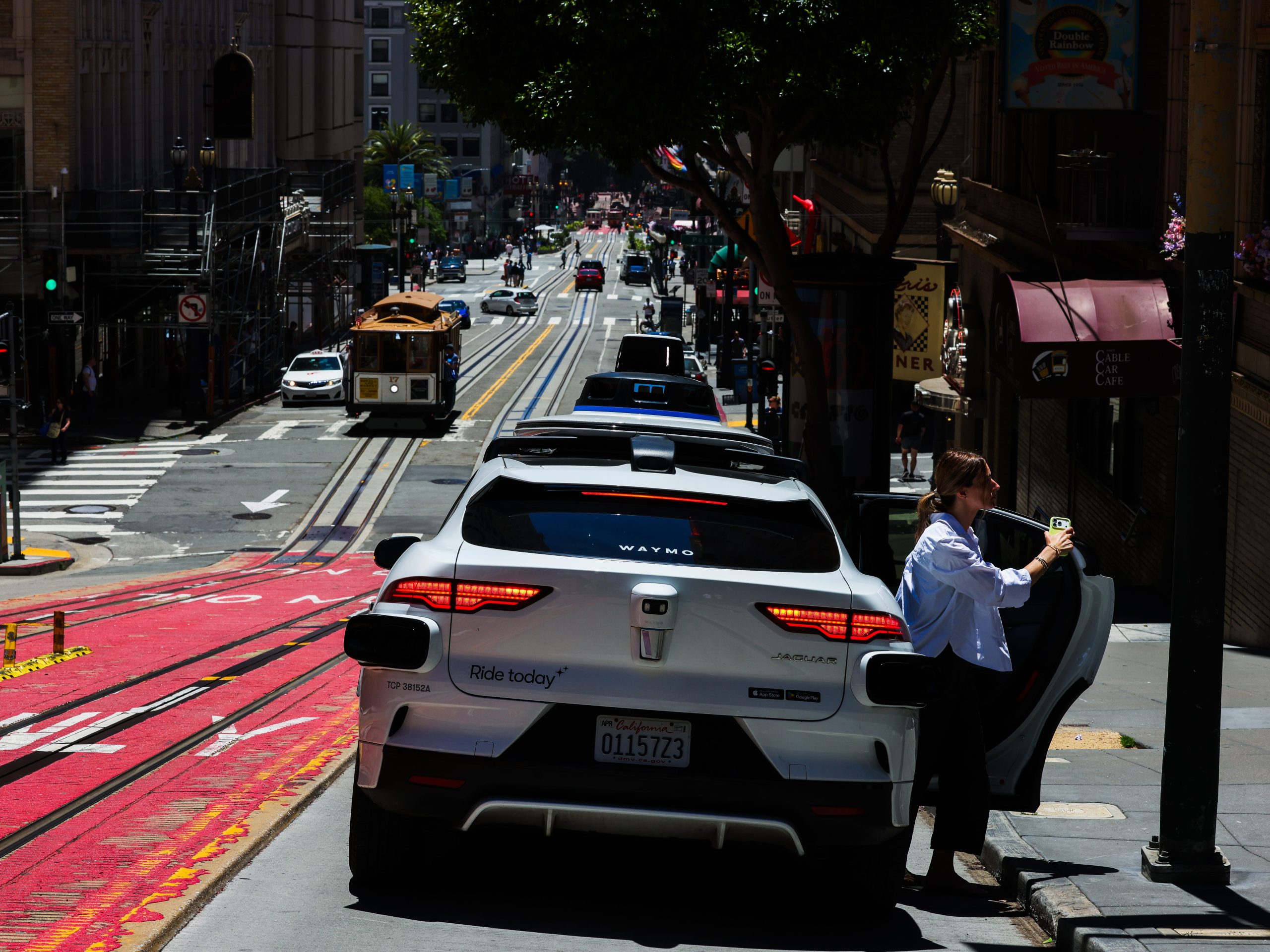 waymo-mengatakan-beberapa-robotaksinya-kehabisan-daya-selama-kemacetan-di-san-francisco-pada-4-juli-dan-harus-ditarik