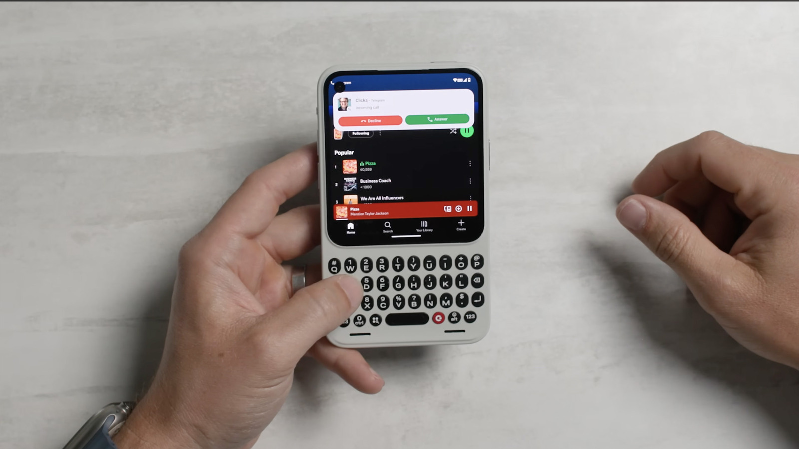 hp-mirip-blackberry-resmi-hadir-lagi,-pakai-android-16-dan-keyboard-fisik