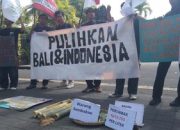 Aksi Massa Bali Kritik Kebijakan Tak Prorakyat, Teatrikal-Pukul Kulkul