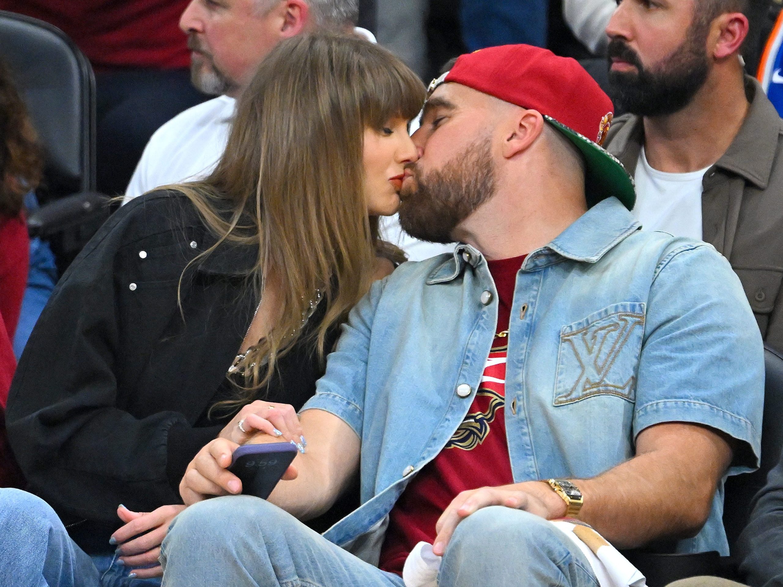 apakah-taylor-swift-dan-travis-kelce-merilis-film-dokumenter-pernikahan?-inilah-yang-kami-ketahui.