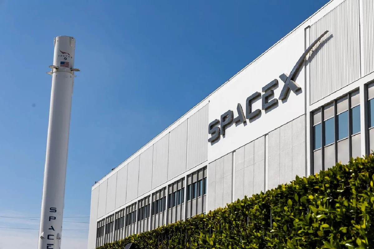 spacex-bikin-handphone-ai?!-elon-musk-bantah,-tapi-ini-serius-lho!