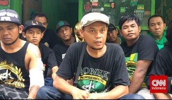 Jejak Perjuangan Andie Peci: Bonek-Aktivis Buruh Penggerak Perdamaian