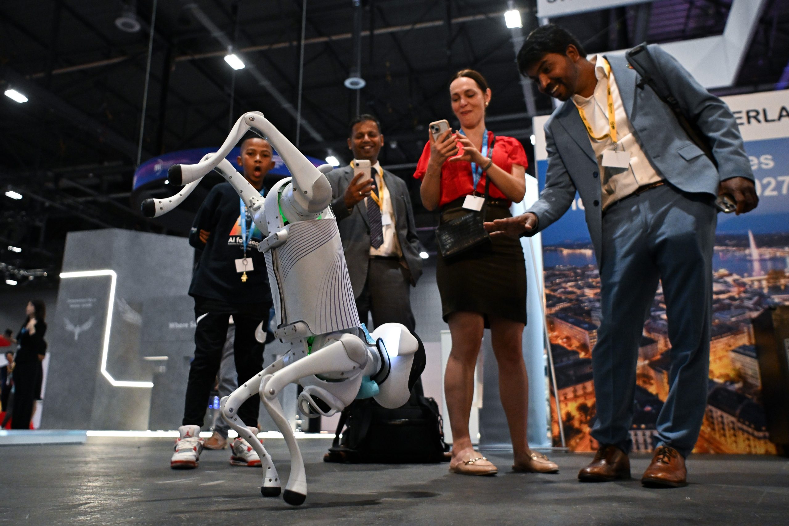 robot-anjing,-tesla,-dan-helikopter-penyelamat:-banyak-sekali-ktt-ai-pbb