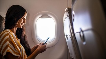 penumpang-pesawat-ryanair-nyaris-tersedot-gara-gara-jendela-copot