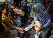 FOTO: Berburu Perlengkapan Sekolah Jelang Tahun Ajaran Baru