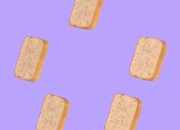 Pria Jerman Ini Sedang Berusaha Memotong Sepotong Roti yang Sempurna