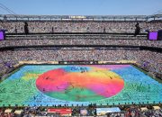 Seberapa Mirip Pertunjukan Paruh Waktu Piala Dunia dengan Super Bowl?
