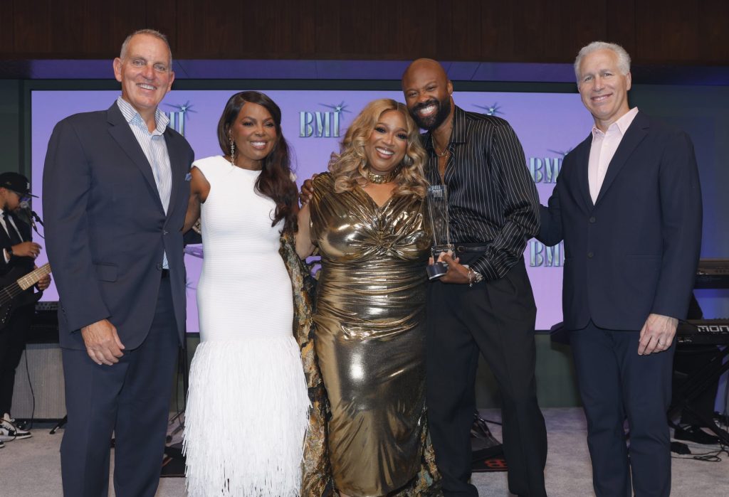 kierra-sheard-menerima-penghargaan-bmi-impact-di-bmi-trailblazers-of-gospel-music-awards-2026
