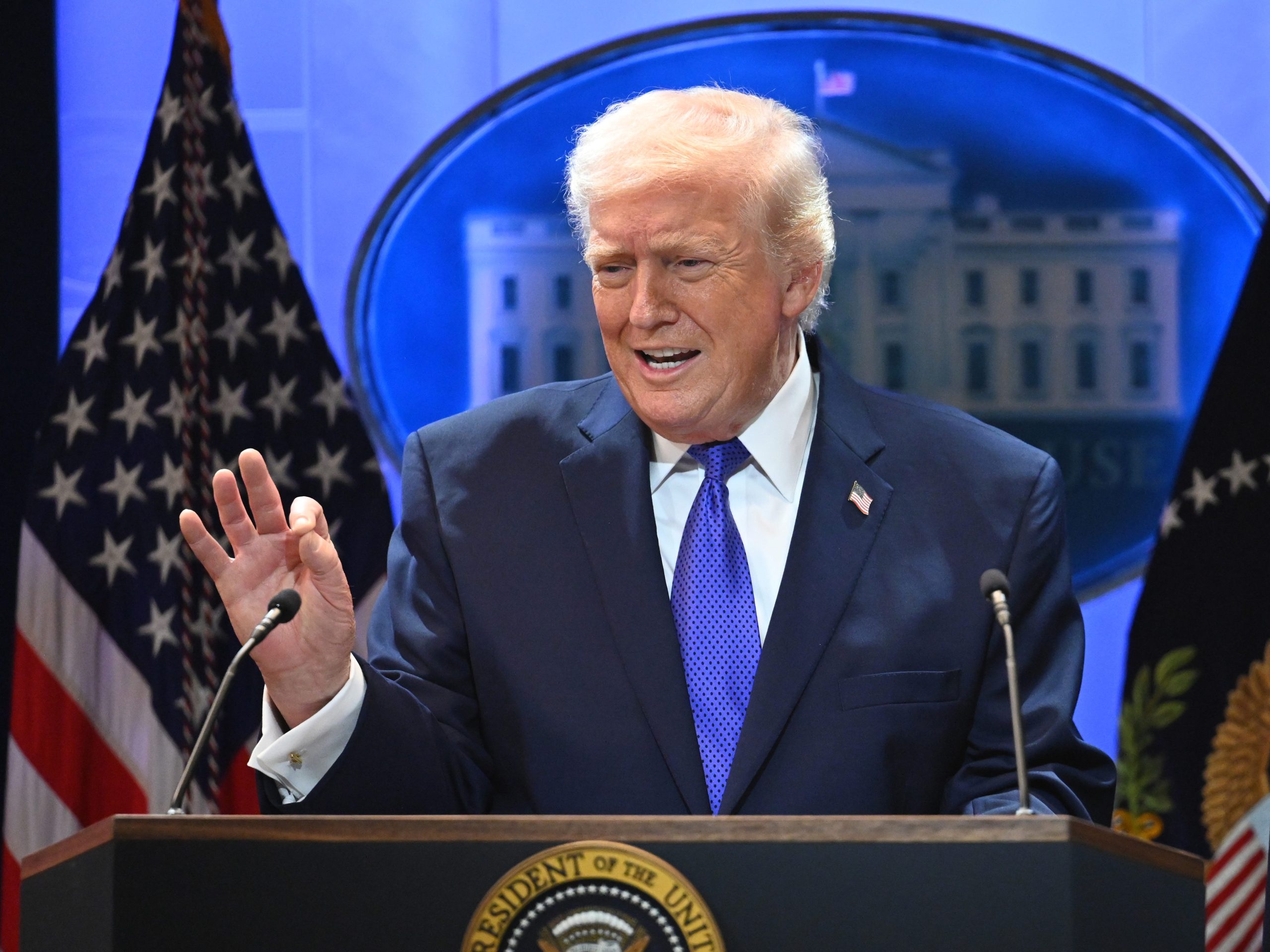 trump-menyelesaikan-tarif-baru-terhadap-puluhan-negara