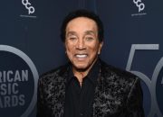 smokey-robinson-dan-gladys-knight:-7-sorotan-dari-pertunjukan-hollywood-bowl-mereka
