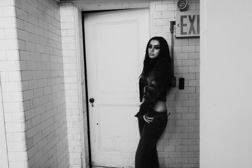 charli-xcx-merilis-‘musik,-fashion,-film-(edisi-b-sides)’-di-itunes
