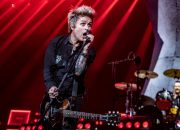 Billie Joe Armstrong dari Green Day Meluncurkan Gitar Khas Baru dan Marshall Amp