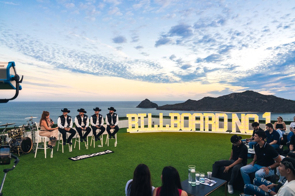 calibre-50-merayakan-hit-no.-1-ke-28-yang-bersejarah-di-momen-pop-up-mazatlan-pertama-billboard