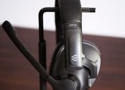 Headset gaming nyaman yang dapat memutar audio dari dua sumber ini berharga $25