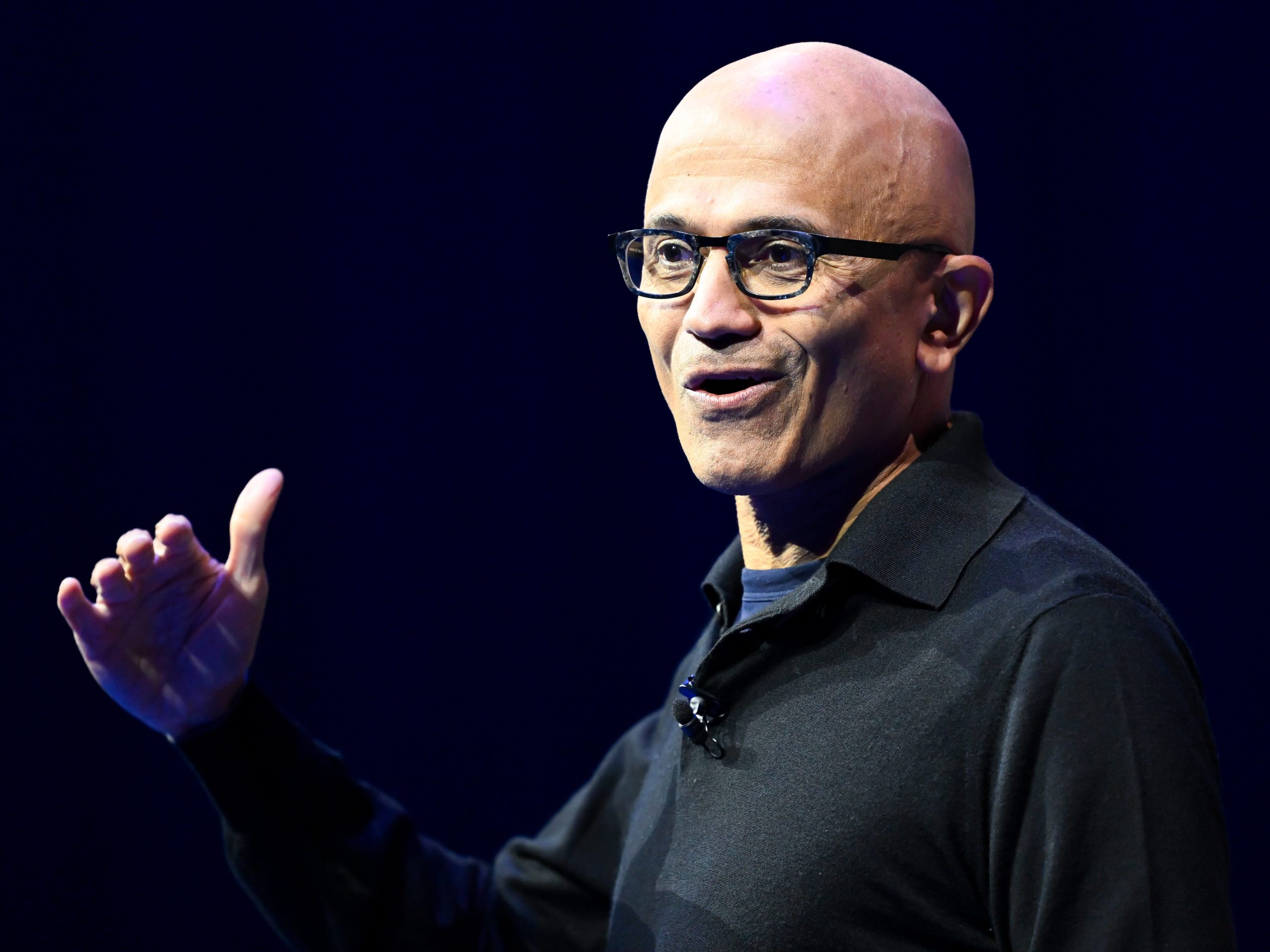 microsoft-mempertahankan-perkiraan-belanja-modal-tidak-berubah,-menjadi-salah-satu-raksasa-pusat-data-pertama-yang-membatasi-pengeluaran-ai