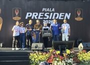 piala-presiden-dan-cek-raksasa-untuk-pahlawan-sepak-bola-indonesia