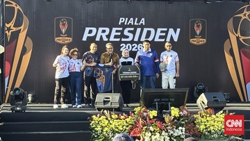 piala-presiden-dan-cek-raksasa-untuk-pahlawan-sepak-bola-indonesia