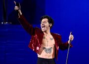 watch-harry-styles-recover-in-style-from-a-fall-during-his-second-night-in-mexico city