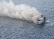 kmp-mutiara-sentosa-ii-diduga-karam-usai-terbakar-di-perairan-sumenep