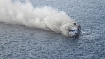 kmp-mutiara-sentosa-ii-diduga-karam-usai-terbakar-di-perairan-sumenep