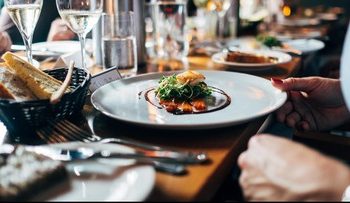 Restoran Ini Tawarkan Pengalaman Makan Steak Sambil Telanjang