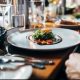 restoran-ini-tawarkan-pengalaman-makan-steak-sambil-telanjang