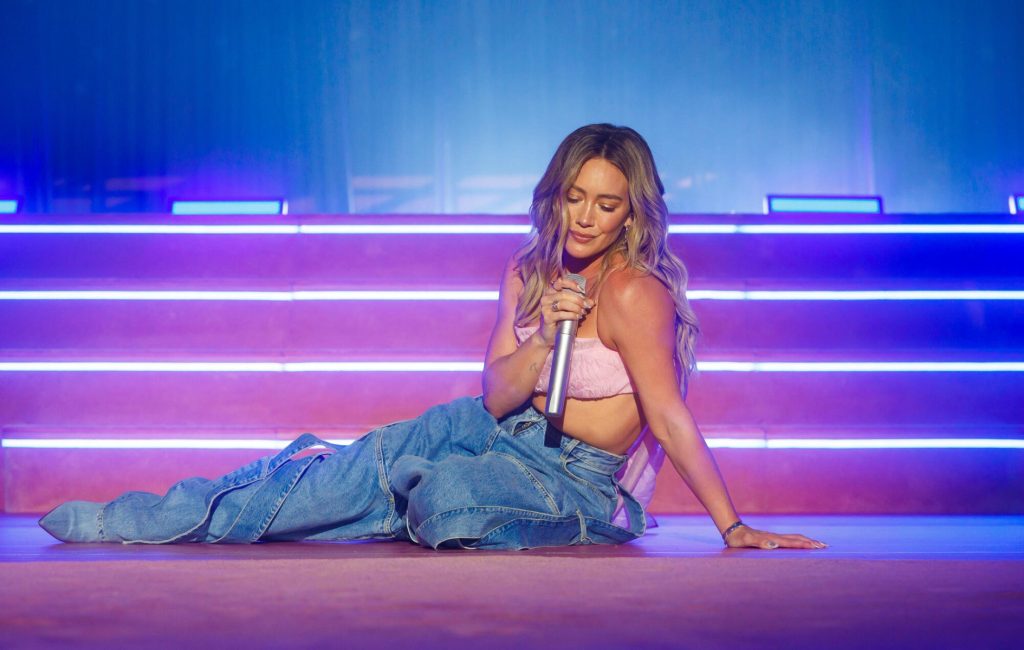 hilary-duff-pays-tribute-to-late-ex-aaron-carter-during-lucky-me-tour-stop-in philadelphia