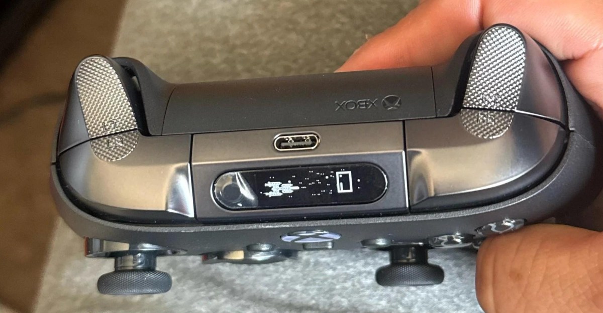 xbox-elite-3-prototype-pad-leaks-with-tiny-built-in-screen