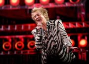 rod-stewart-batalkan-tur-perpisahan-usai-pasang-ring-jantung