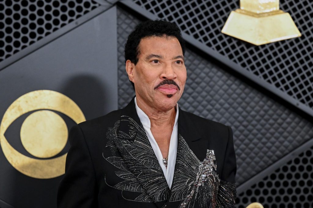 ‘damn-unk!’-chris-brown-reacts-after-lionel-richie-roasts-him-during concert
