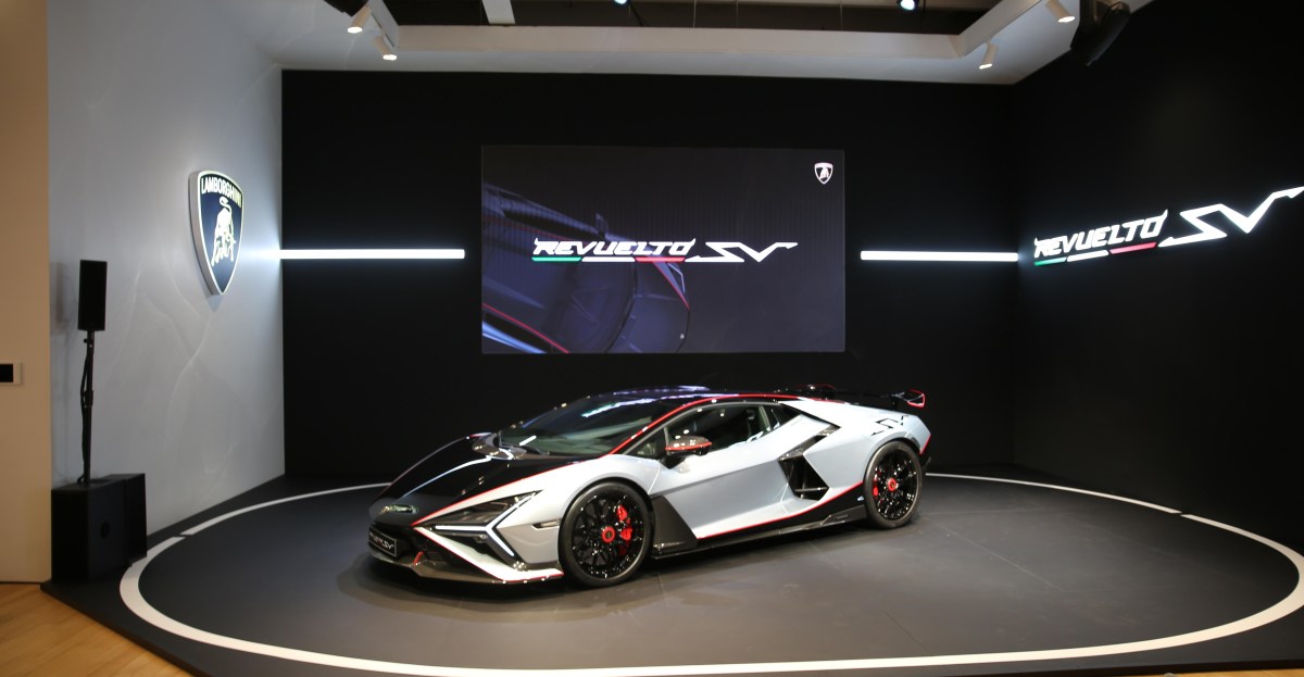 lamborghini’s-flagship-revuelto-levels-up-with-sv-trim