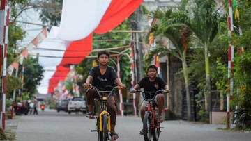 bendera-merah-putih-81-meter-membentang-di-curug-tangerang