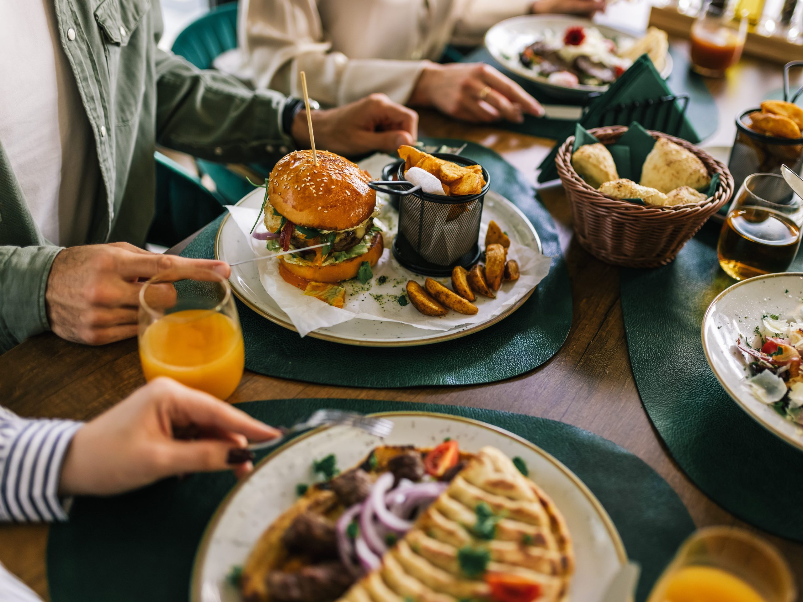 4-things-you-should-never-order-in-front-of-your-boss-or-coworkers,-according-to-an-etiquette-expert