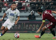 bangganya-ragnar-oratmangoen:-debut-langsung-dapat-trofi-pramusim-bersama-persib
