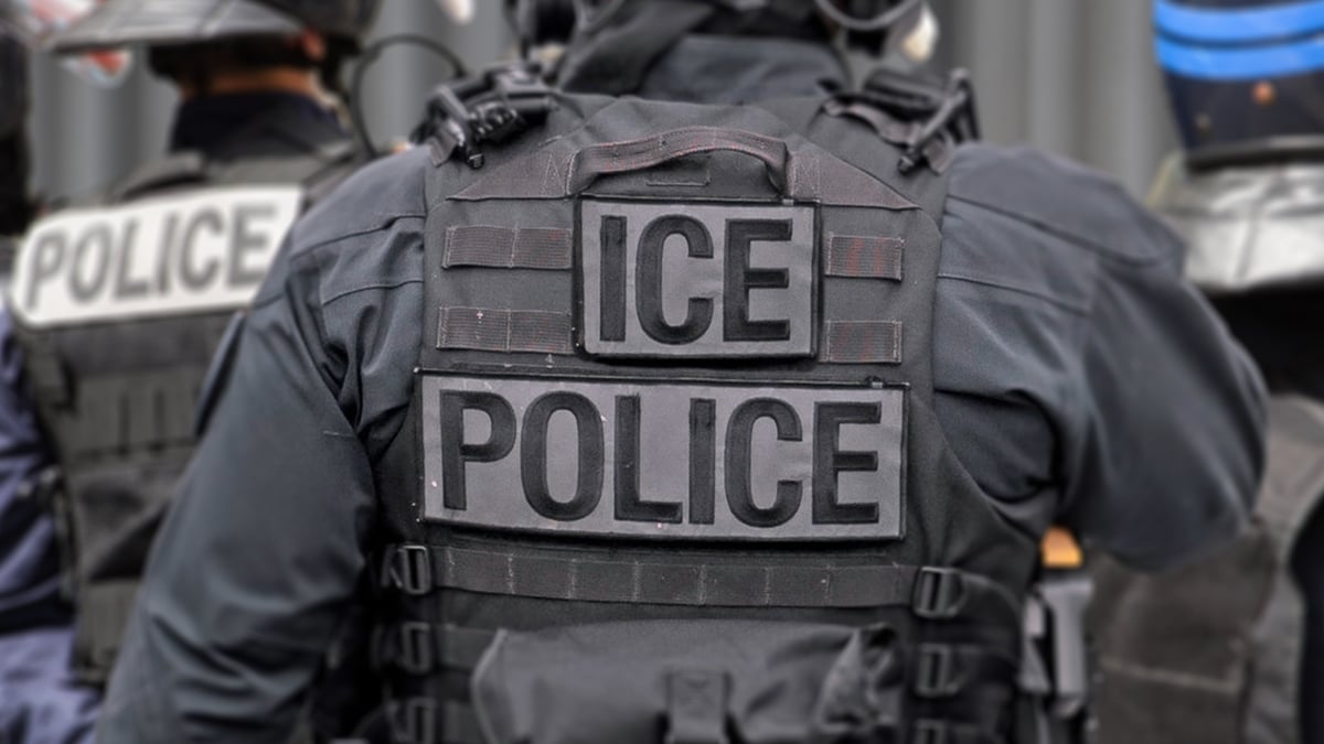 ice-bans-agents-from-using-meta-smart-glasses,-but-wants-to-build-its-own